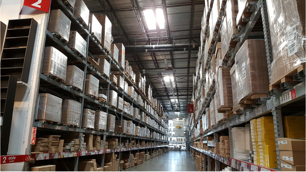 Rua pouco iluminada reforça a importância de avaliar a segurança do bairro