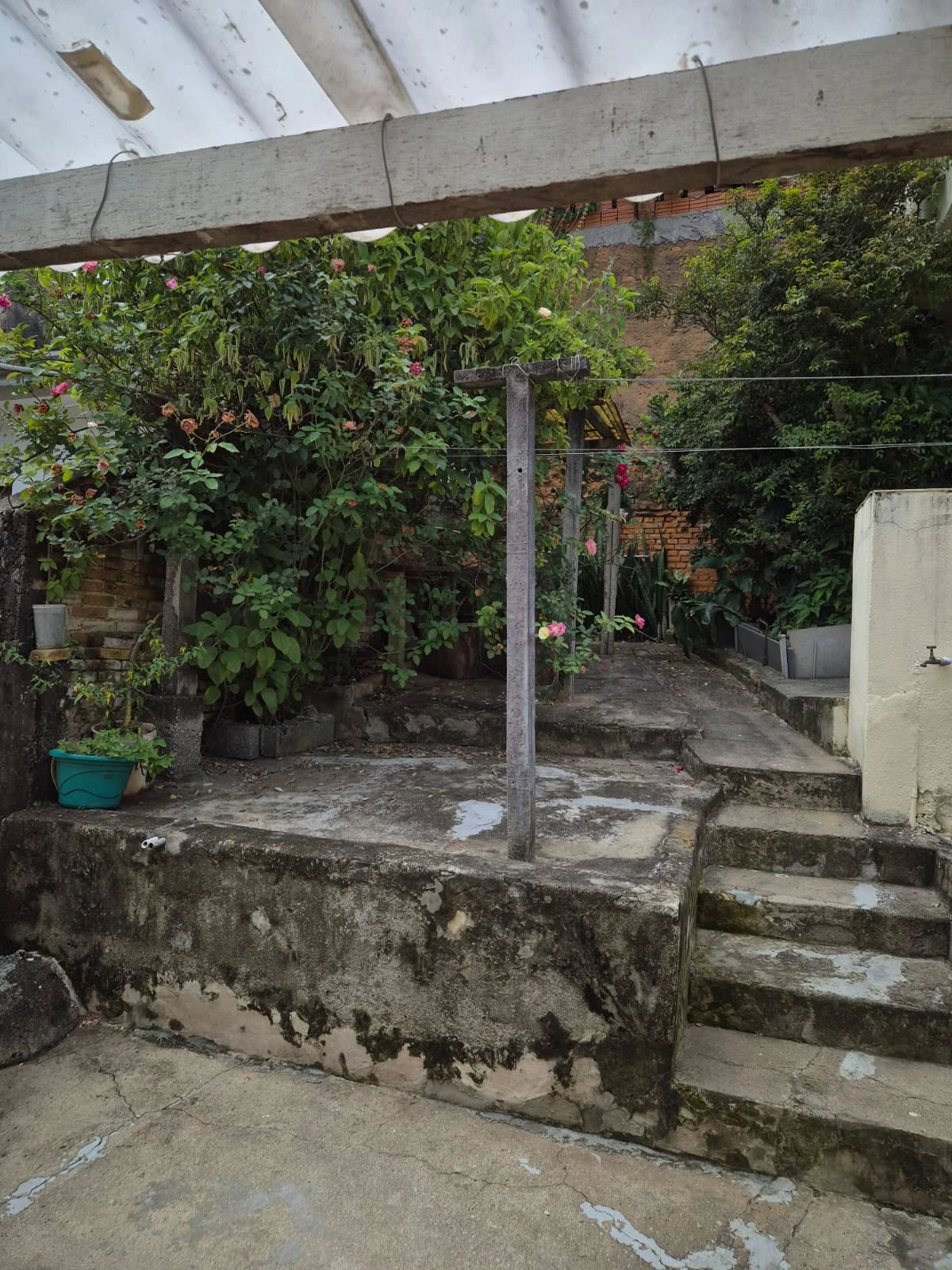 CASA TÉRREA - FRENTE E FUNDOS