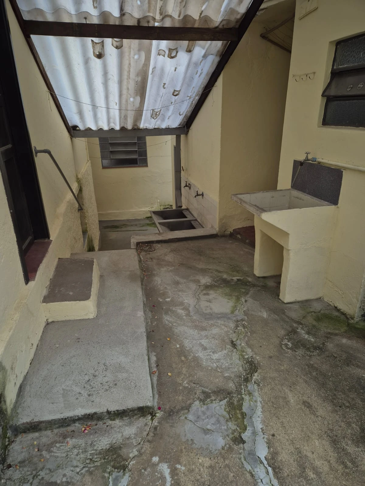 CASA TÉRREA - FRENTE E FUNDOS