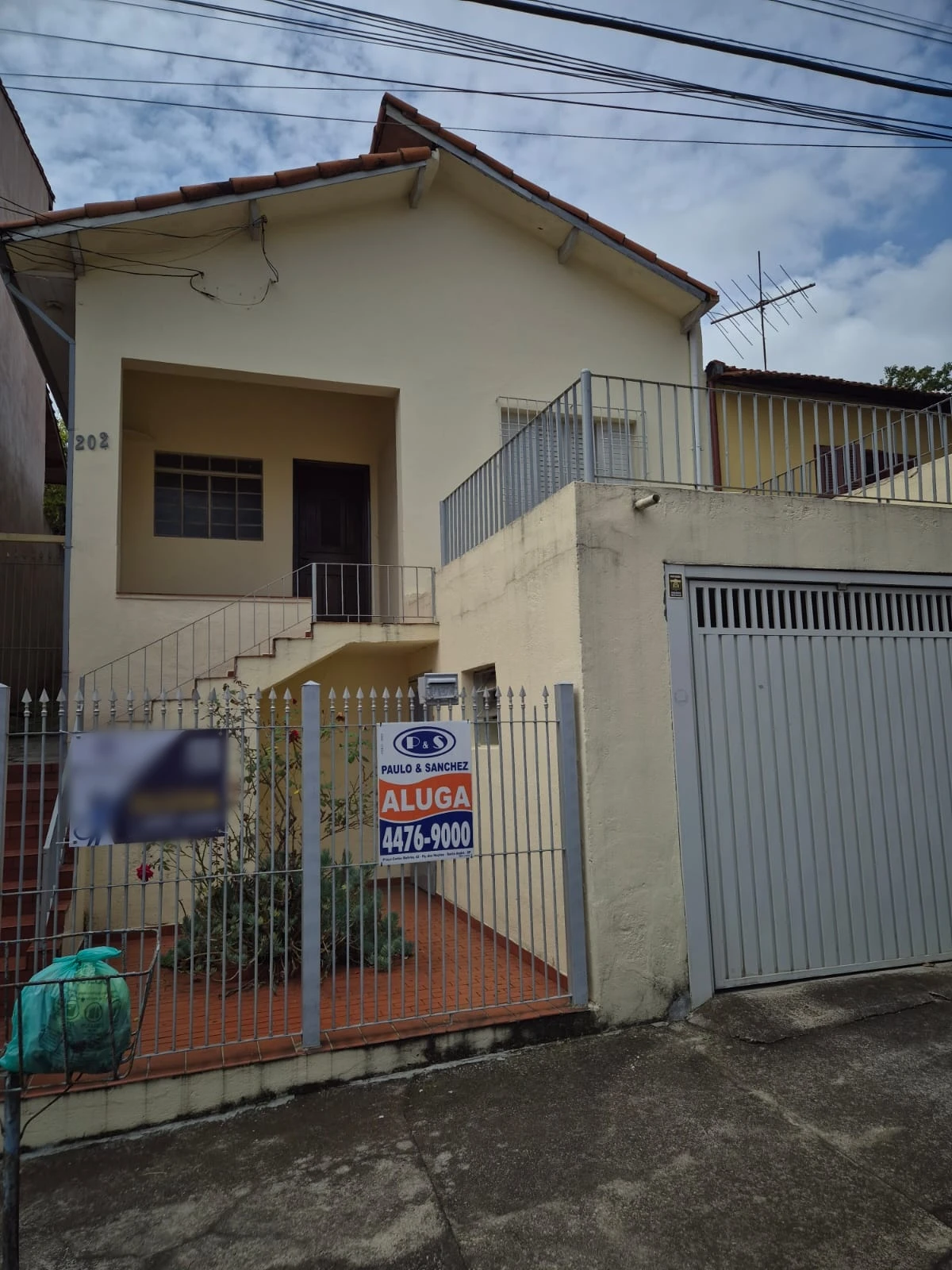 CASA TÉRREA - FRENTE E FUNDOS