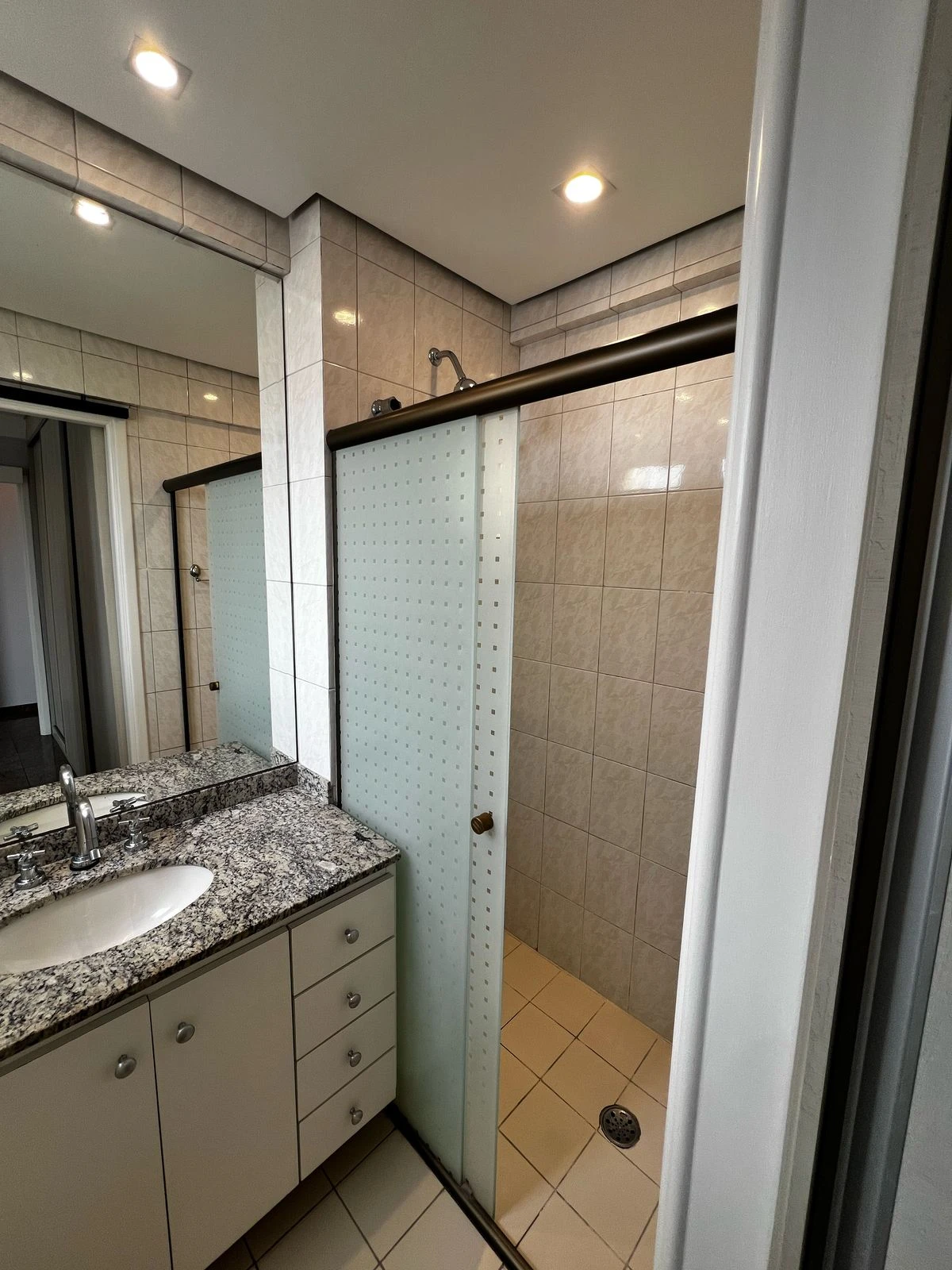 APARTAMENTO EM CONDOMÍNIO