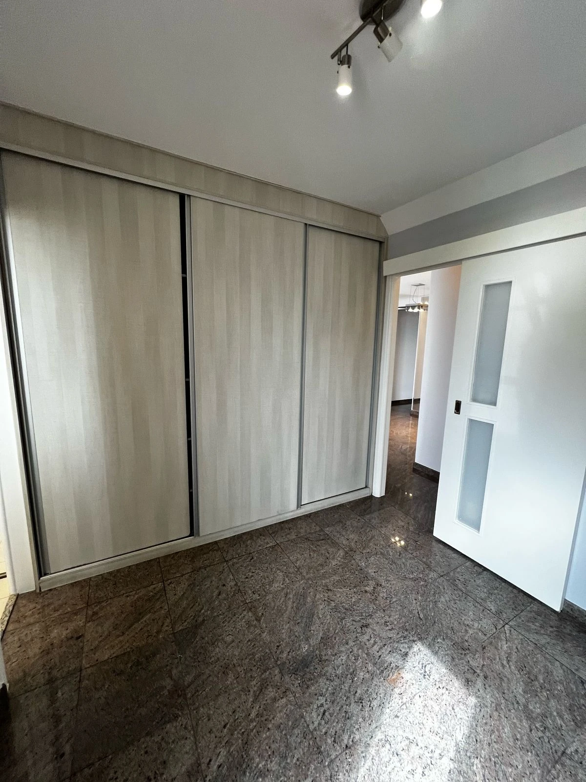 APARTAMENTO EM CONDOMÍNIO