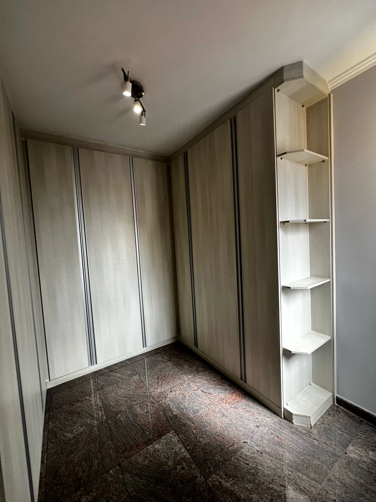 APARTAMENTO EM CONDOMÍNIO