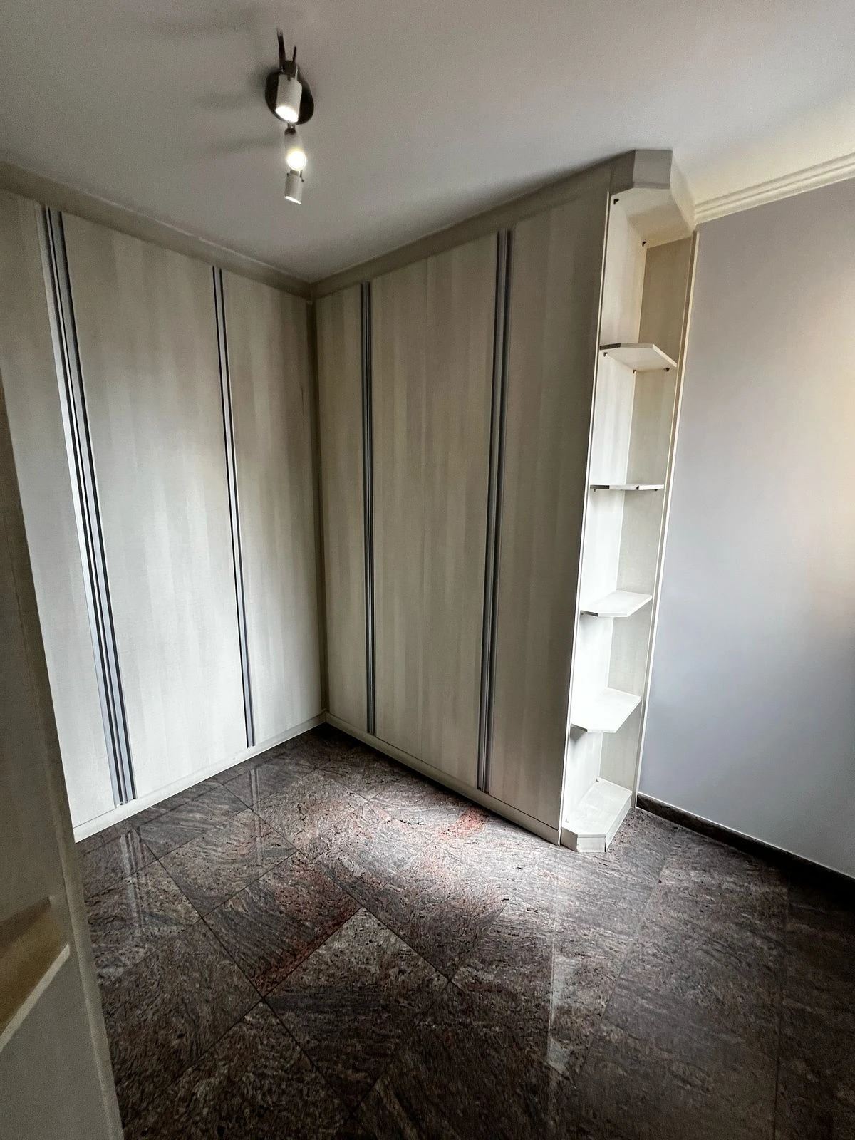 APARTAMENTO EM CONDOMÍNIO