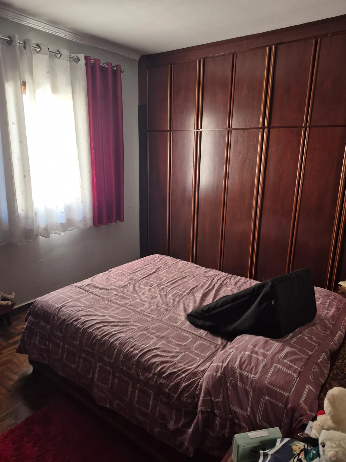 CASA COM SOBRADO NOS FUNDOS