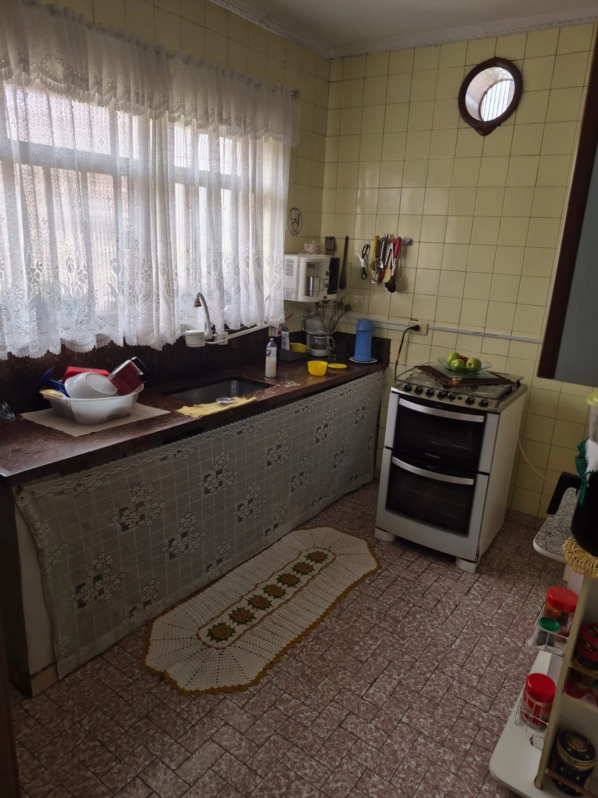 CASA COM SOBRADO NOS FUNDOS