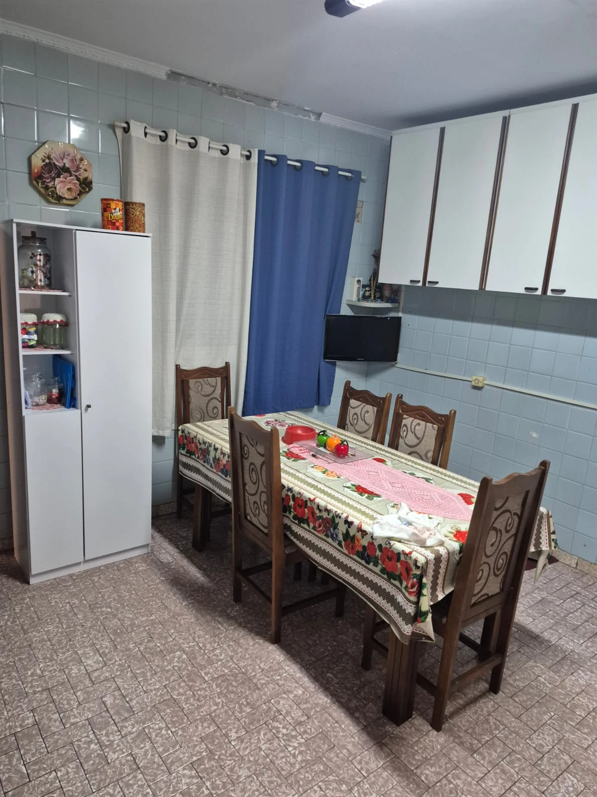 CASA COM SOBRADO NOS FUNDOS