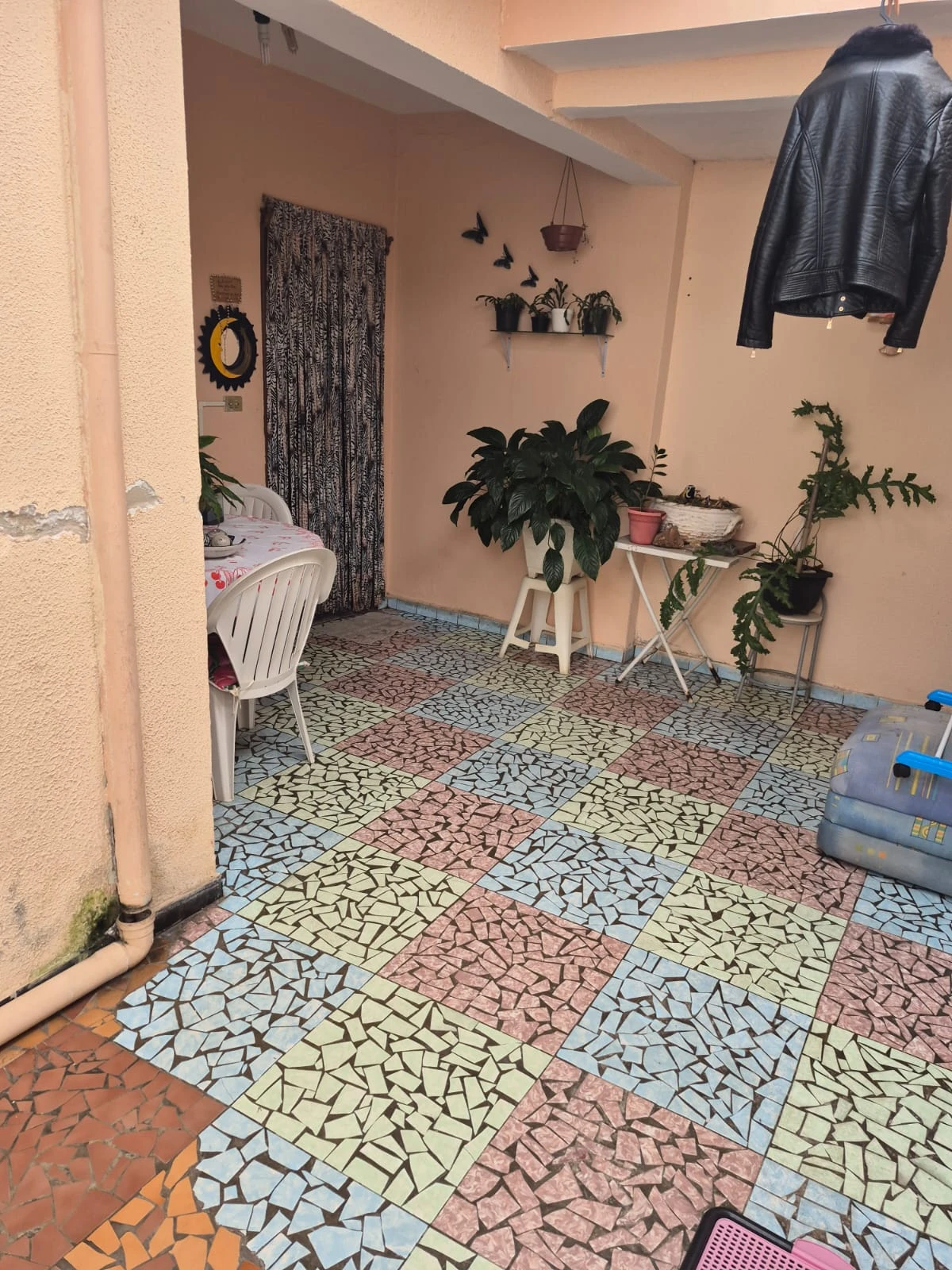 CASA COM SOBRADO NOS FUNDOS