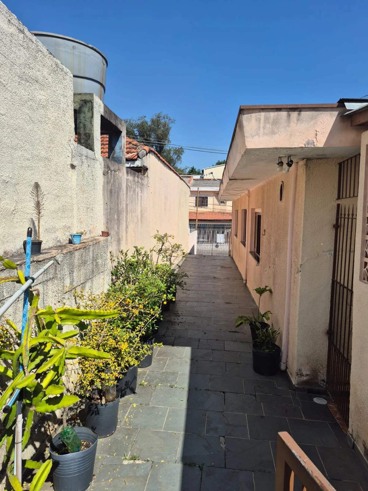 CASA COM SOBRADO NOS FUNDOS