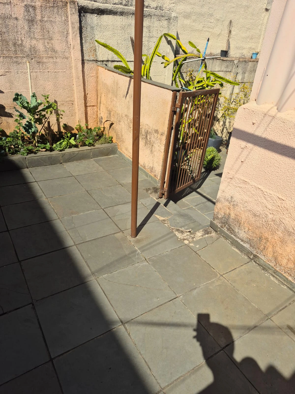 CASA COM SOBRADO NOS FUNDOS