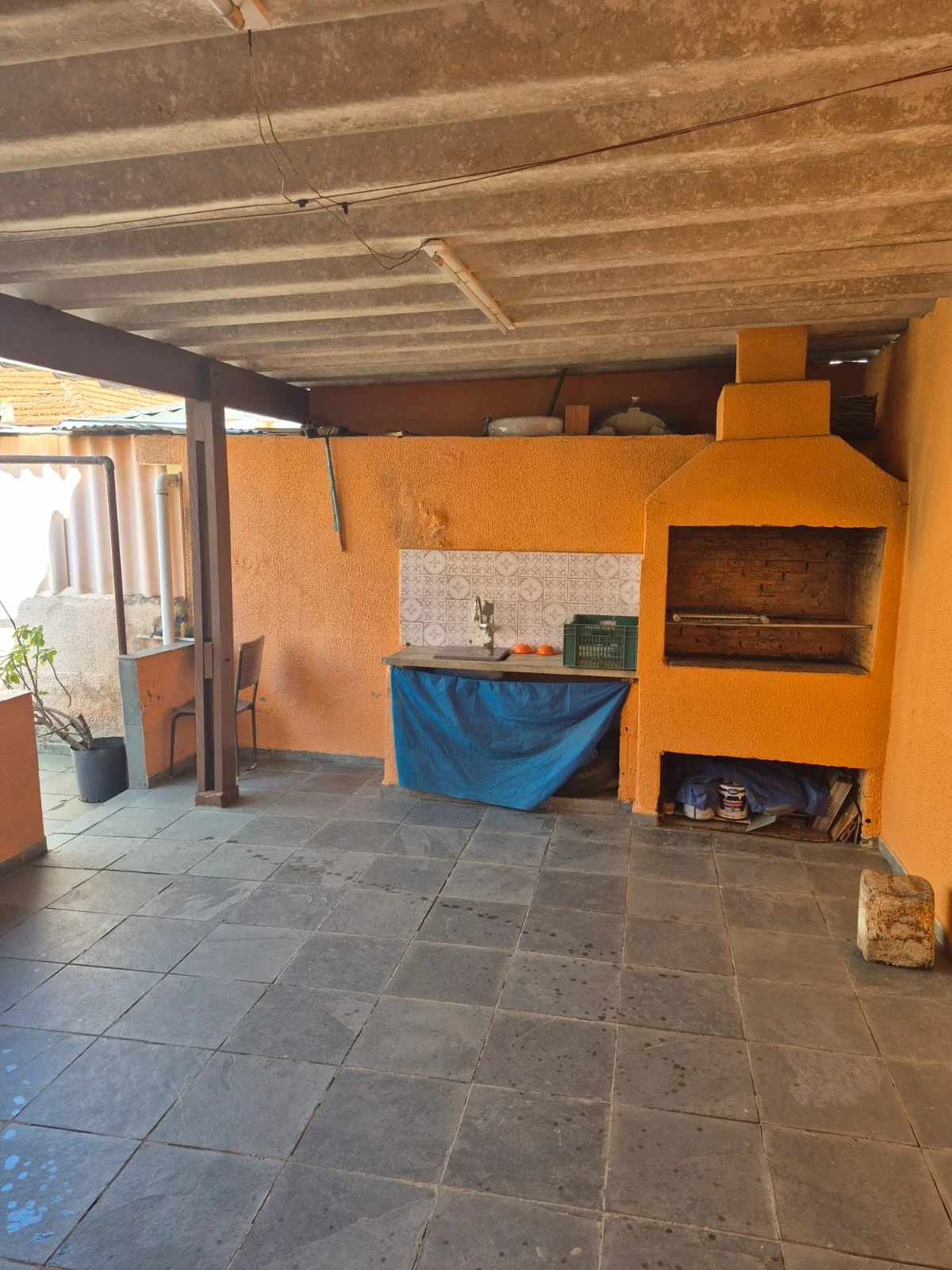 CASA COM SOBRADO NOS FUNDOS