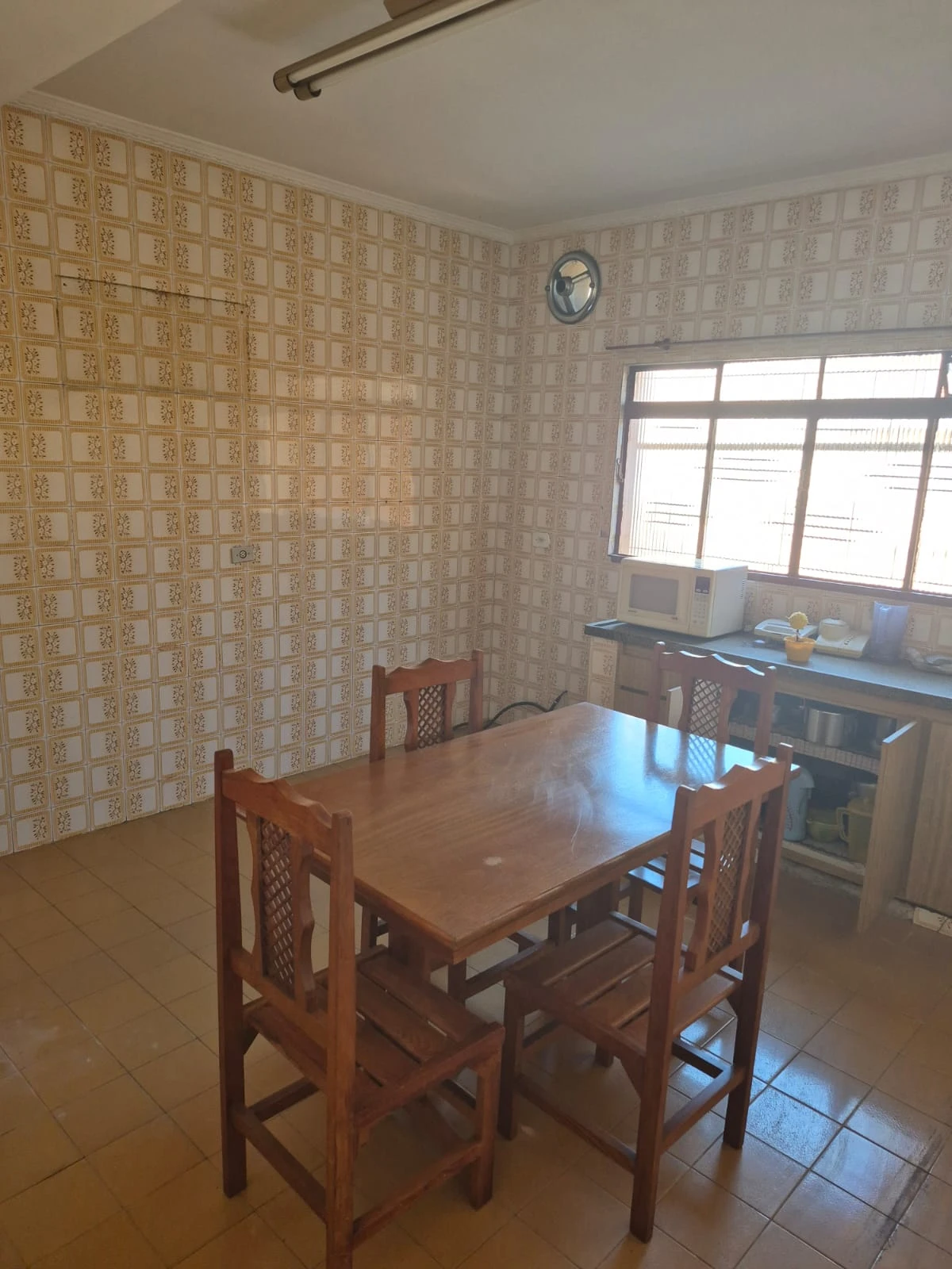 CASA COM SOBRADO NOS FUNDOS