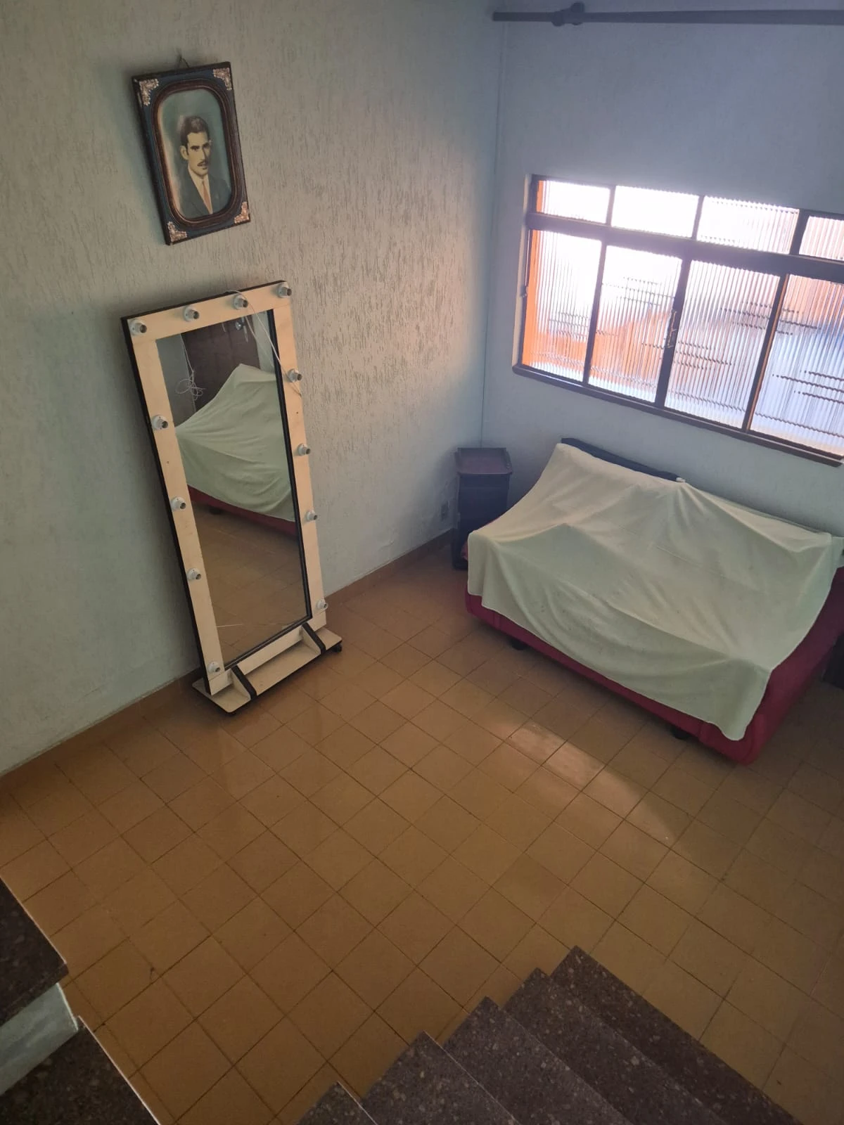 CASA COM SOBRADO NOS FUNDOS