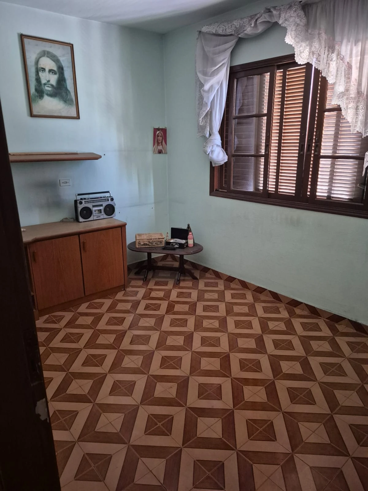 CASA COM SOBRADO NOS FUNDOS