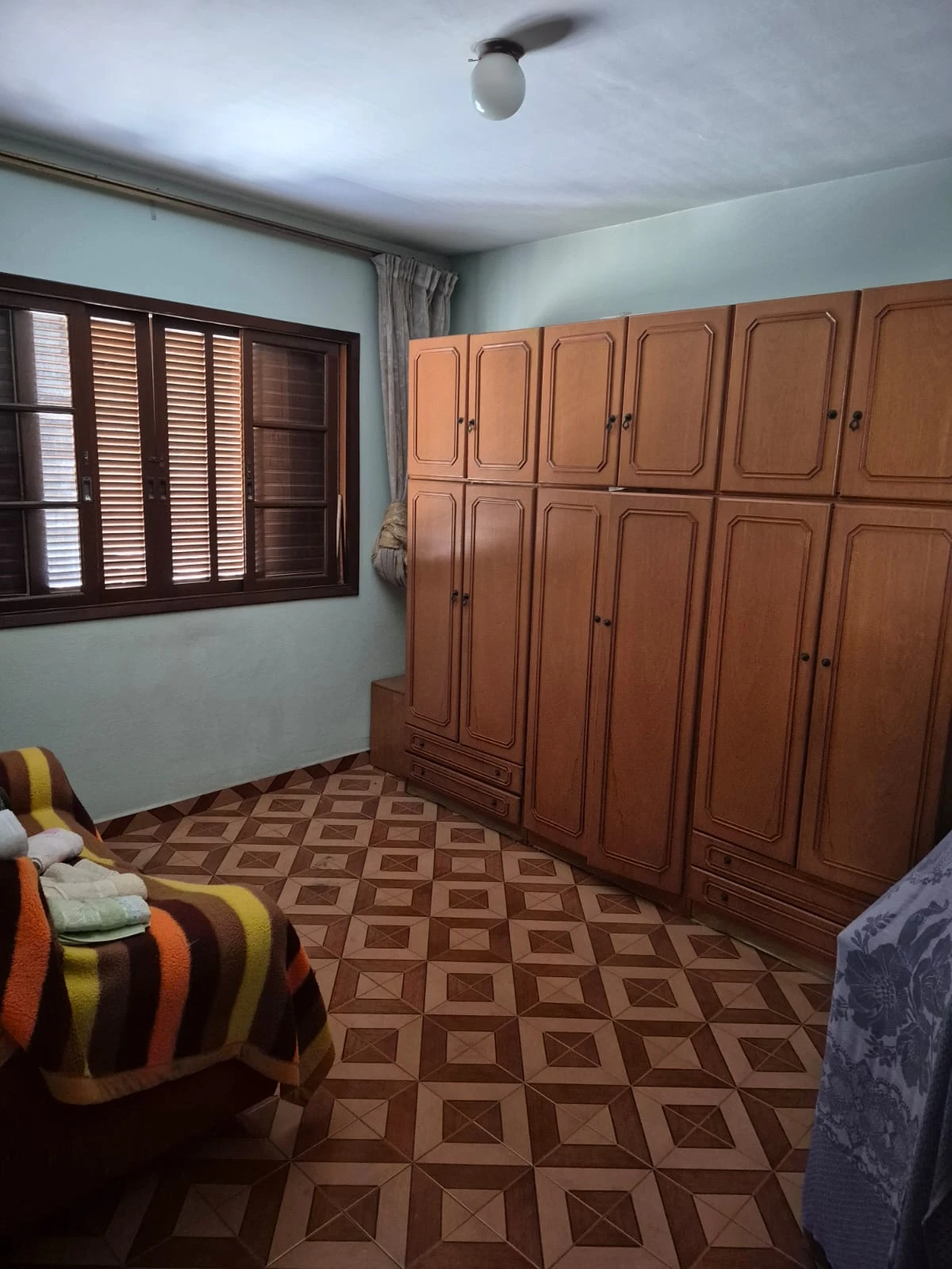 CASA COM SOBRADO NOS FUNDOS