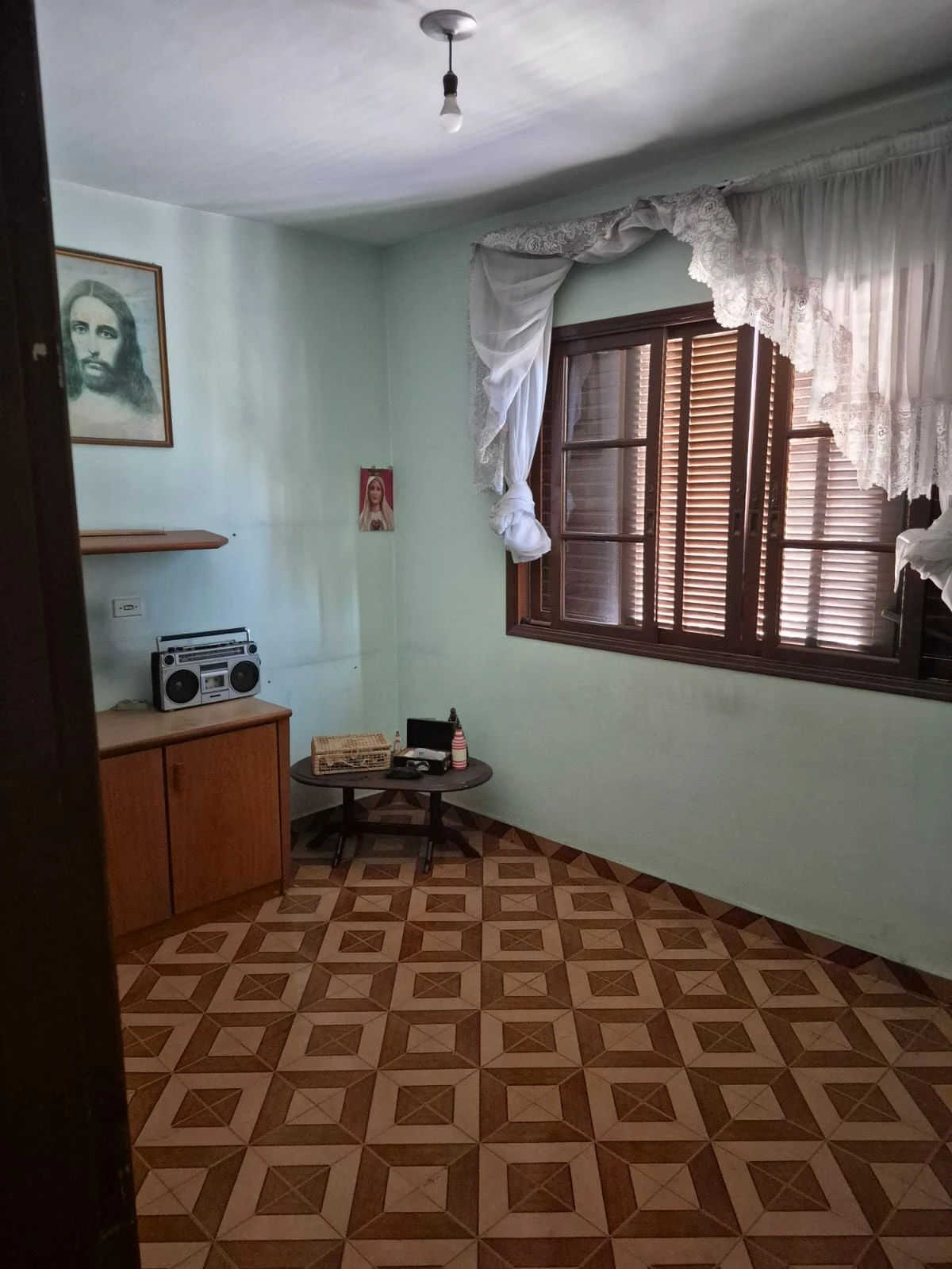 CASA COM SOBRADO NOS FUNDOS