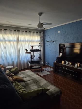 CASA COM SOBRADO NOS FUNDOS