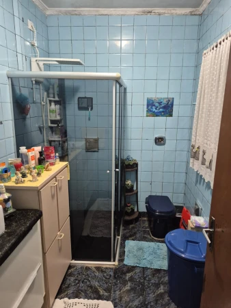 CASA COM SOBRADO NOS FUNDOS