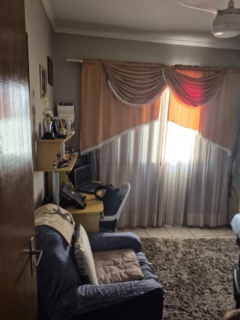 CASA COM SOBRADO NOS FUNDOS