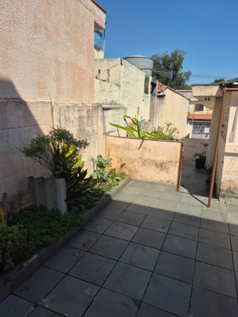 CASA COM SOBRADO NOS FUNDOS