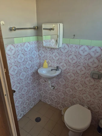 CASA COM SOBRADO NOS FUNDOS