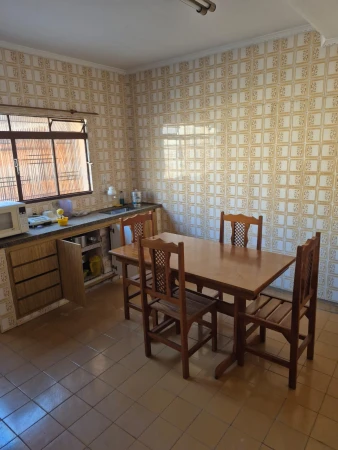 CASA COM SOBRADO NOS FUNDOS