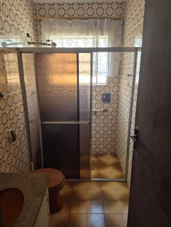 CASA COM SOBRADO NOS FUNDOS