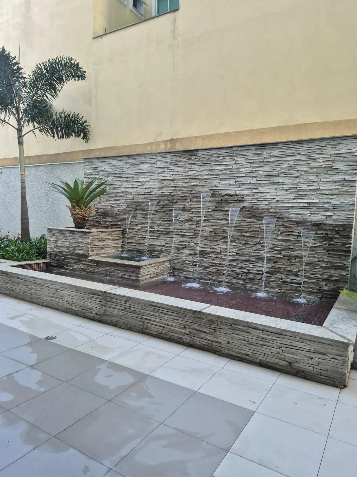 APARTAMENTO EM CONDOMÍNIO