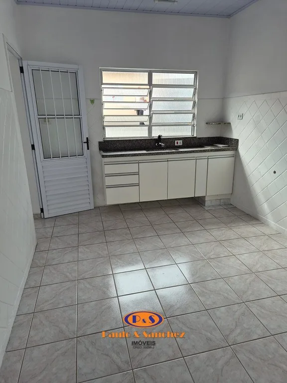 CASA TÉRREA COM EDÍCULA NOS FUNDOS