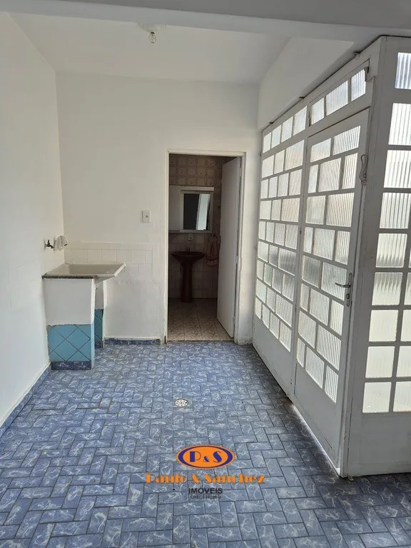 CASA TÉRREA COM EDÍCULA NOS FUNDOS