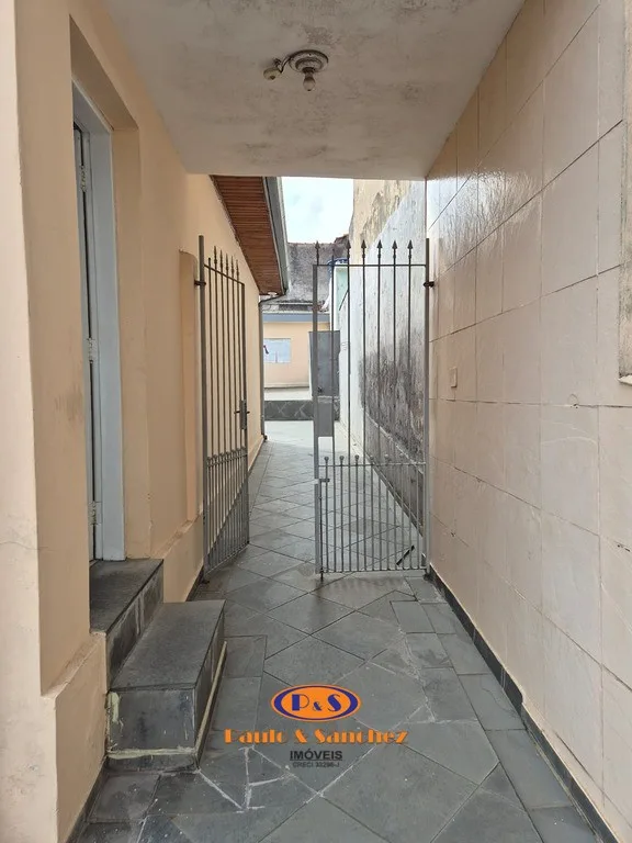 CASA TÉRREA COM EDÍCULA NOS FUNDOS