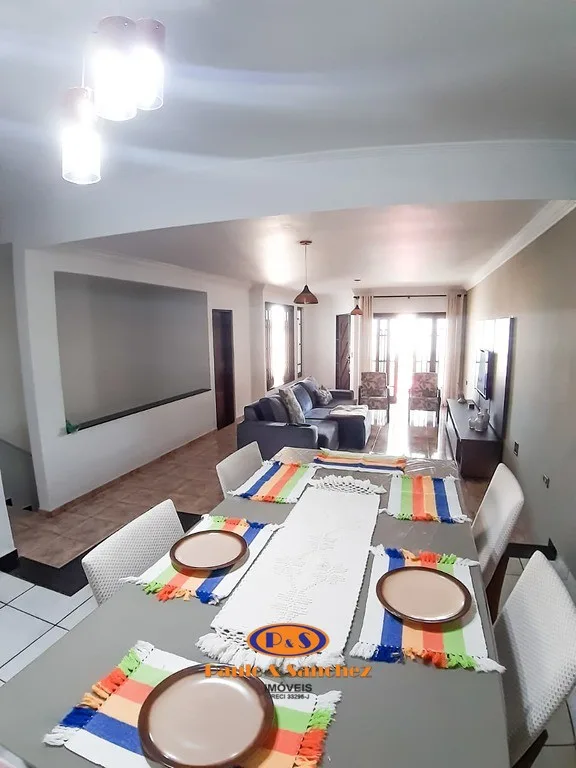 CASA ASSOBRADADA - COM SALÃO