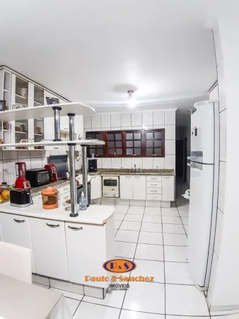 CASA ASSOBRADADA - COM SALÃO